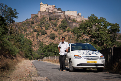 Bhawani bij zijn auto voor Kumbhalgarh