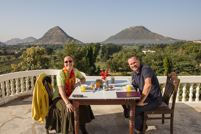 Jan en Petra op het dakterras van ons hotel in Pushkar