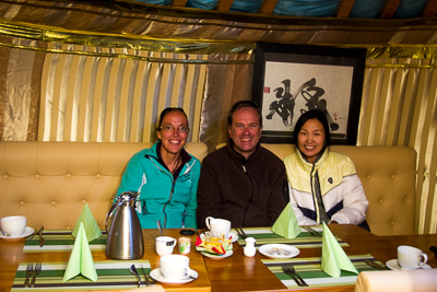 Petra, Jan en Battsetseg in het restaurant van ons gerkamp