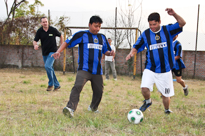 Jan aan het voetballen met medewerkers van Planet Bhaktapur