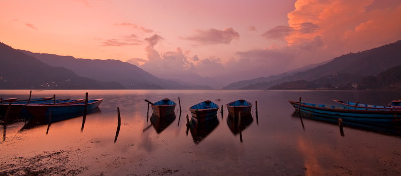 Bootjes in het Phewa meer, Pokhara