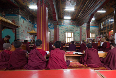 Monniken reciteren mantra's in een klooster in Tashi Palkhel