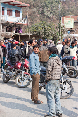 Mannen blokkeren de weg naar Kathmandu