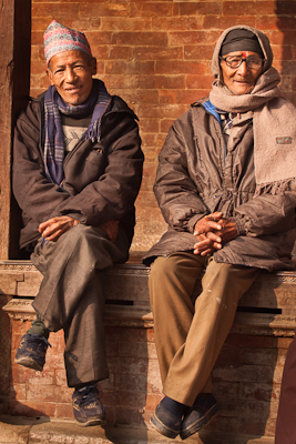 2 mannen genieten van zonnetje, Kathmandu