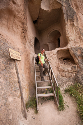 Petra bij de ingang van een kerk in de Rozen Vallei
