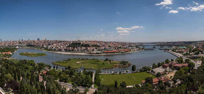 Zicht over de gouden hoorn in Istanbul